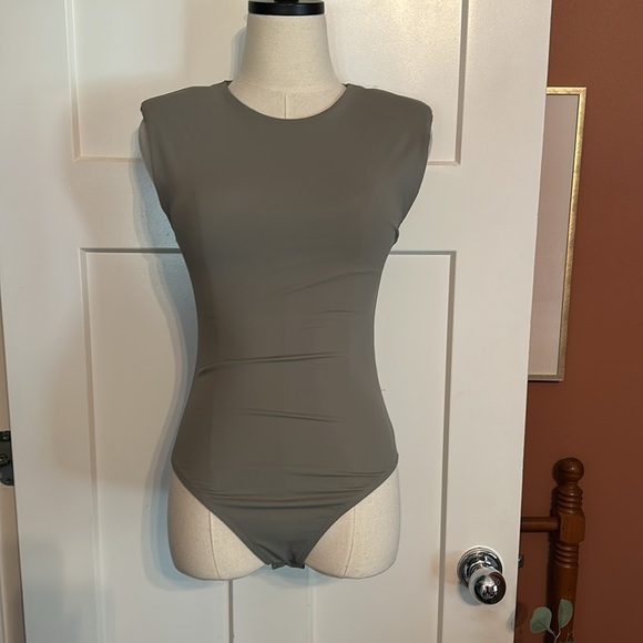 Zara Tops - Zara olive gray shoulder pads S sleeveless lined fitted snaps bodysuit